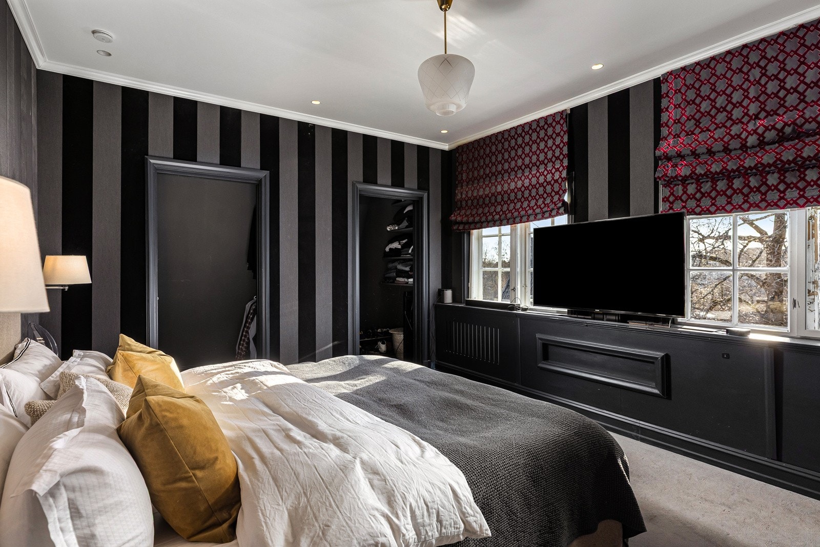 Hovedsoverommet har plassbygde skap og hyller.