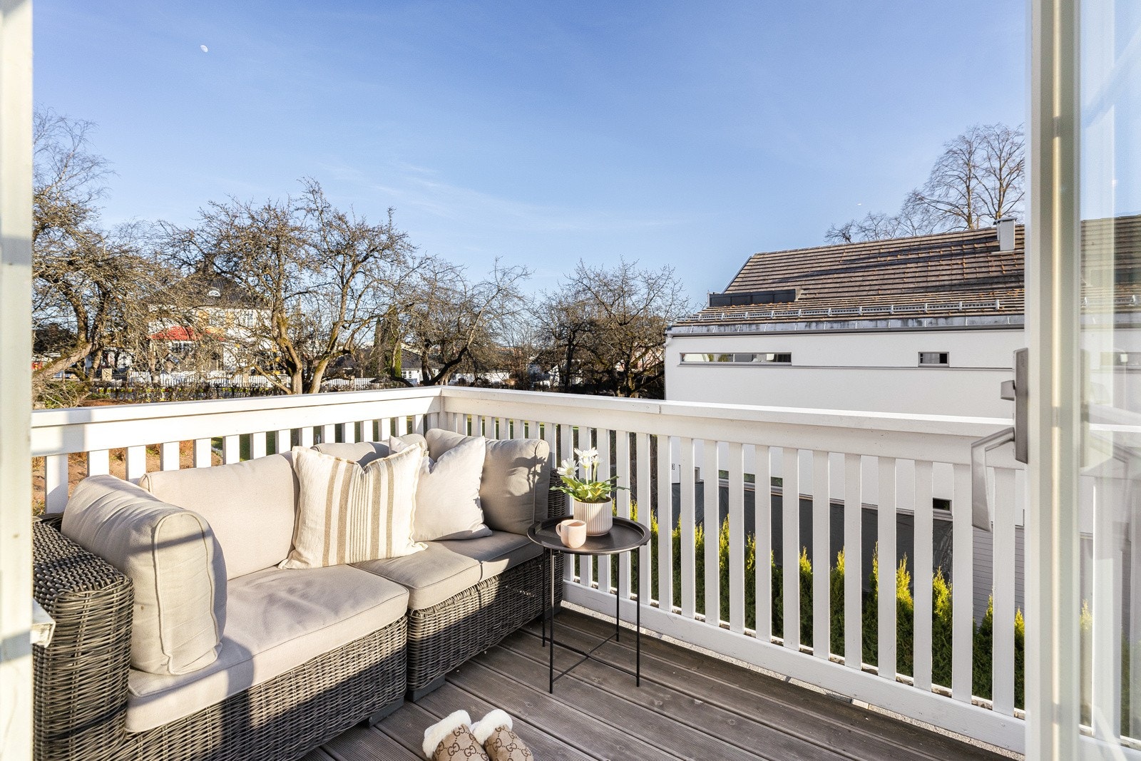 Fra stuen i andre etasje er det utgang til en altan på ca. 8 kvm, solrikt vendt mot syd.