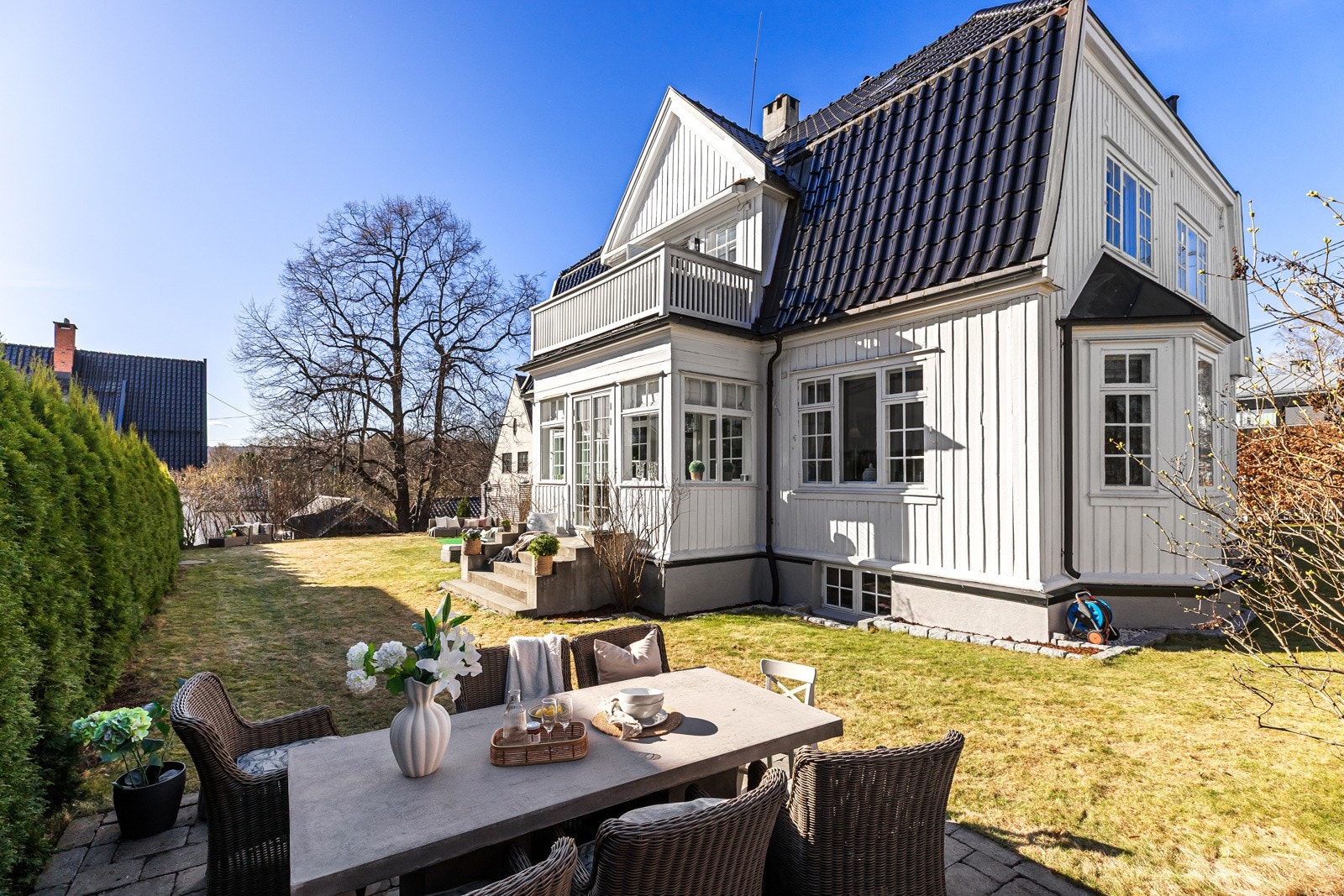 Markterrassen i hagen er ca. 17 kvm, noe som gir god plass til møbelgruppe og grill.