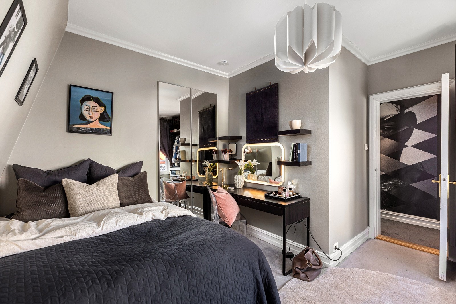 Soverommet har teppe på gulv og malte overflater.