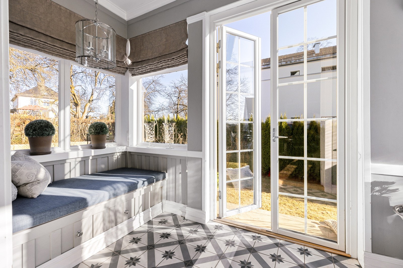 Vinterhagen har vinduer på tre sider, plassbygde benker, historiske gulvfliser og gulvvarme.