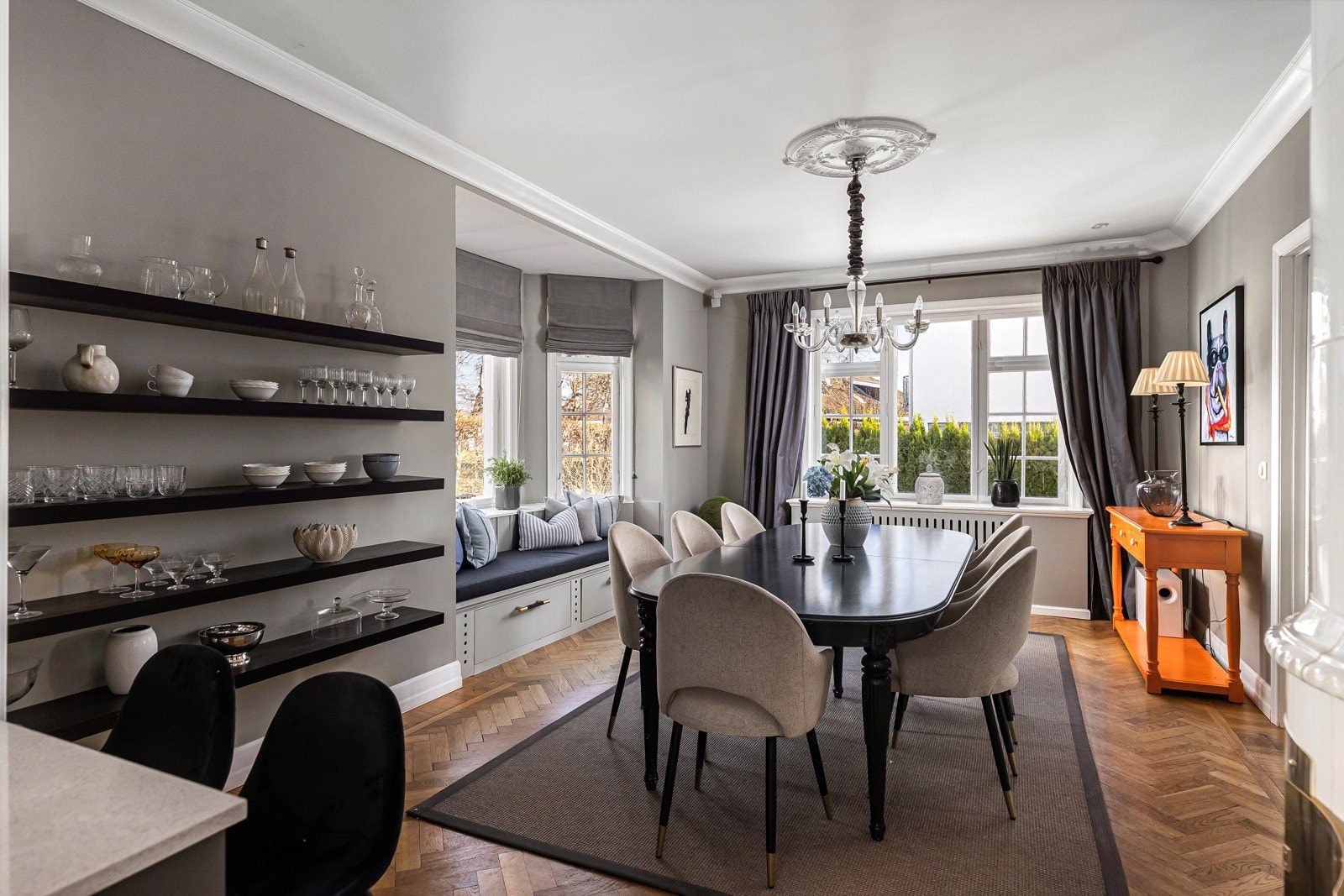 Kjøkkenet ligger tilknyttet spisestuen