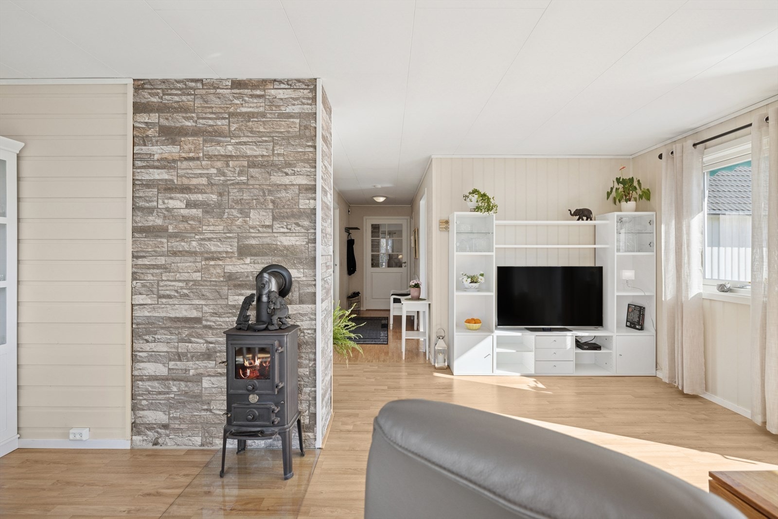 Stuen er utstyrt både med en vedovn og en luft-til-luft varmepumpe. Galleribilde