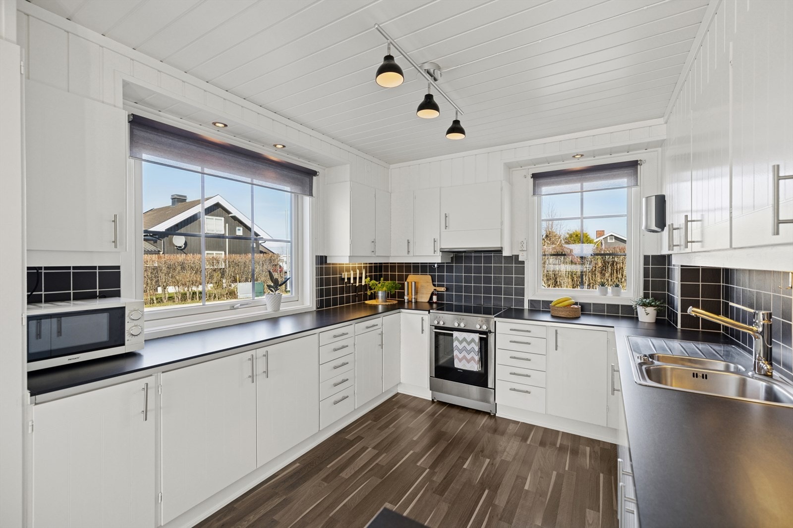 Kjøkkenet ligger adskilt i eget rom. Galleribilde