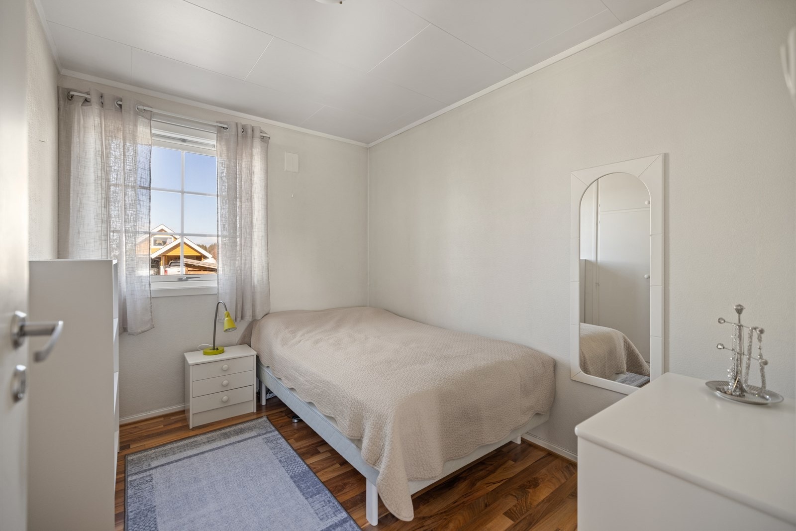 Rommenes utforming gir plass til seng, nattbord og annet ønskelig møblement. Galleribilde