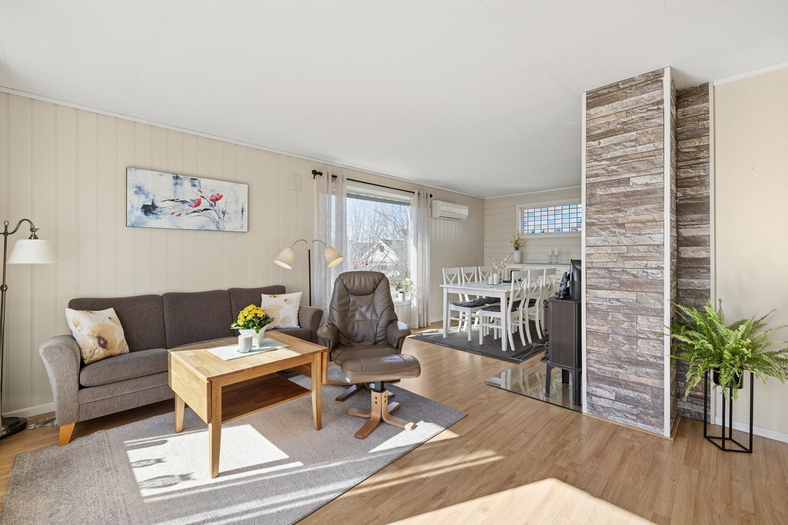 Møbleringsvennlig stue med gode muligheter for personlig innredning. Galleribilde