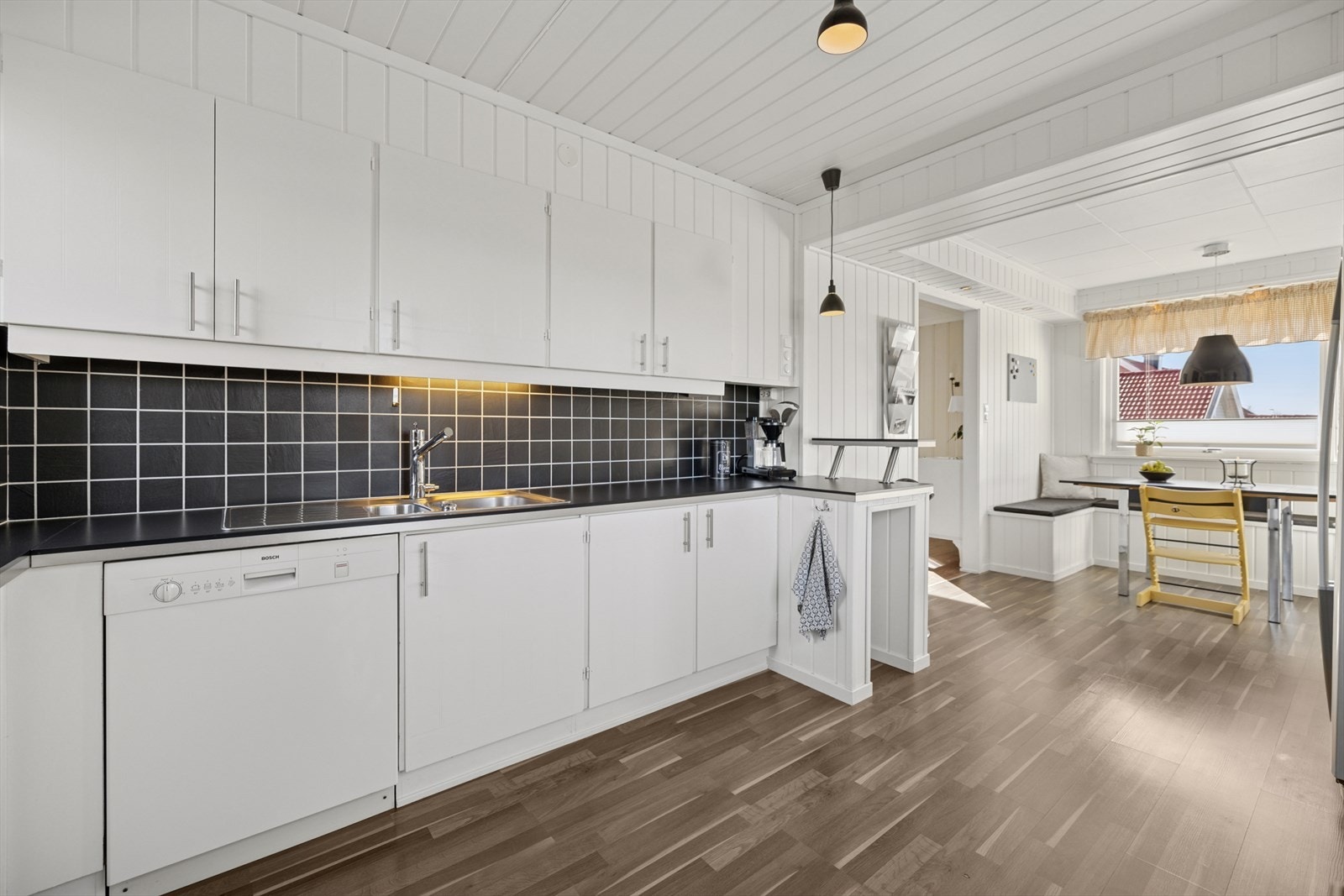 Kjøkkenet tilbyr rikelig med lagringsplass i skap og skuffer, samt godt med benkeplass. Galleribilde