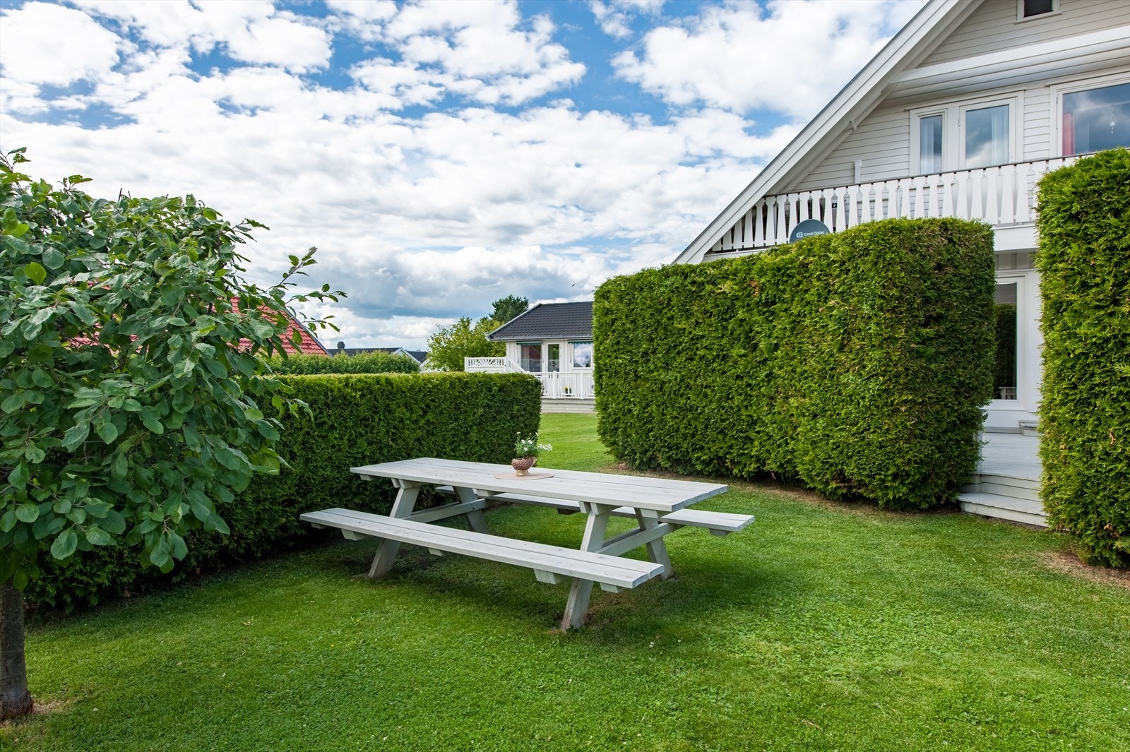 Eiendommen ligger i en rolig blindvei, i et sentralt og godt etablert boligområde rett nord for Stange sentrum. Galleribilde