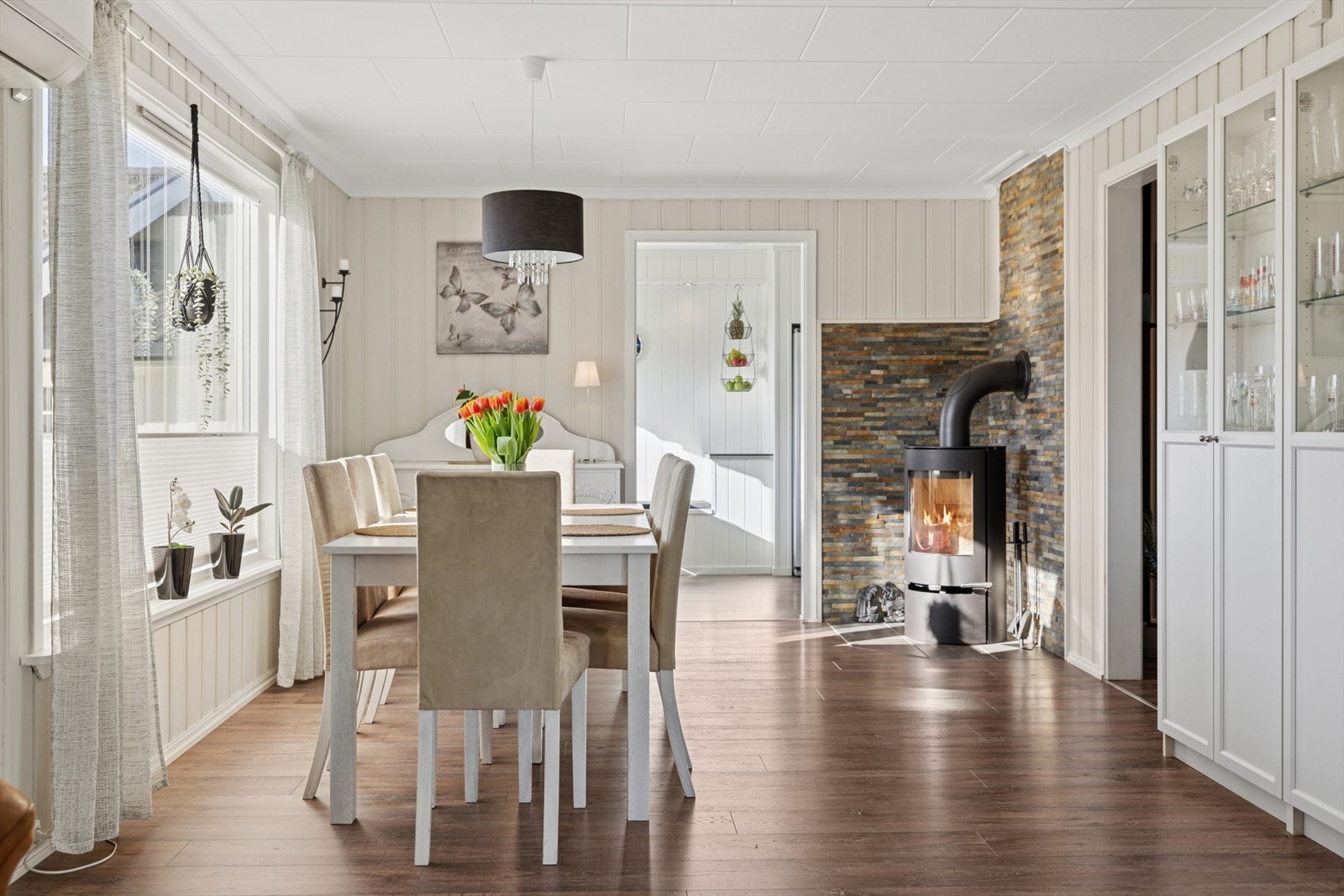 Stuen er utstyrt med en innbydende peisovn som skaper en varm og koselig atmosfære på kalde dager. I tillegg sørger en luft-til-luft varmepumpe for effektiv oppvarming. Galleribilde