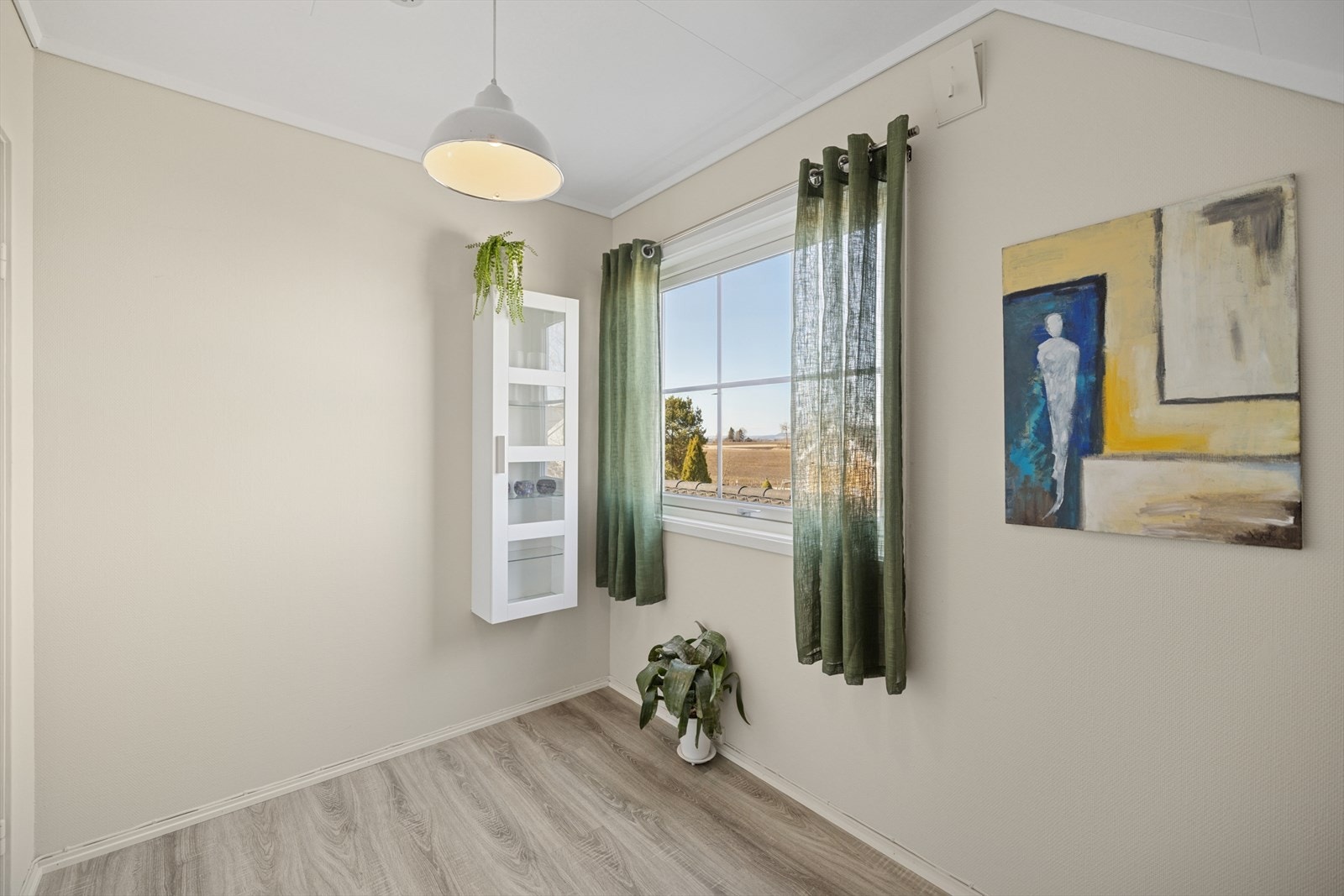 Rommene kan enkelt innredes etter egne preferanser, enten som kontor, gjesterom eller barnerom - alt etter behov. Galleribilde