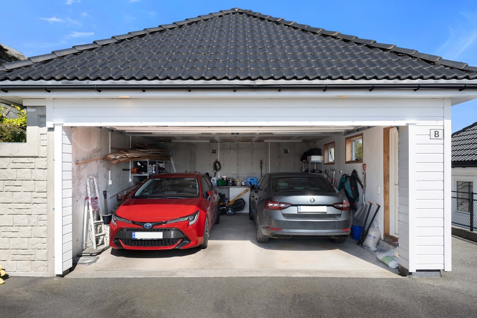 Medfølgende dobbelgarasje. Det er også bygget bod i bakkant som disponeres av leietakerne Galleribilde