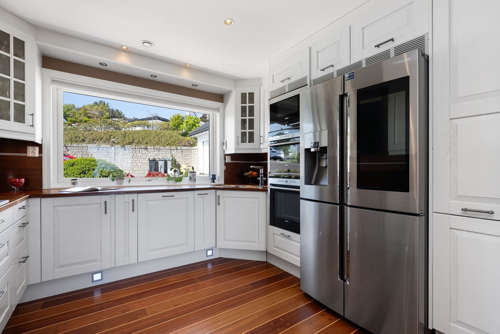 Stort vindu i kjøkkensone gjør rommet ekstra lyst og trivelig. Isbitfunskjon på kombiskapet. Galleribilde