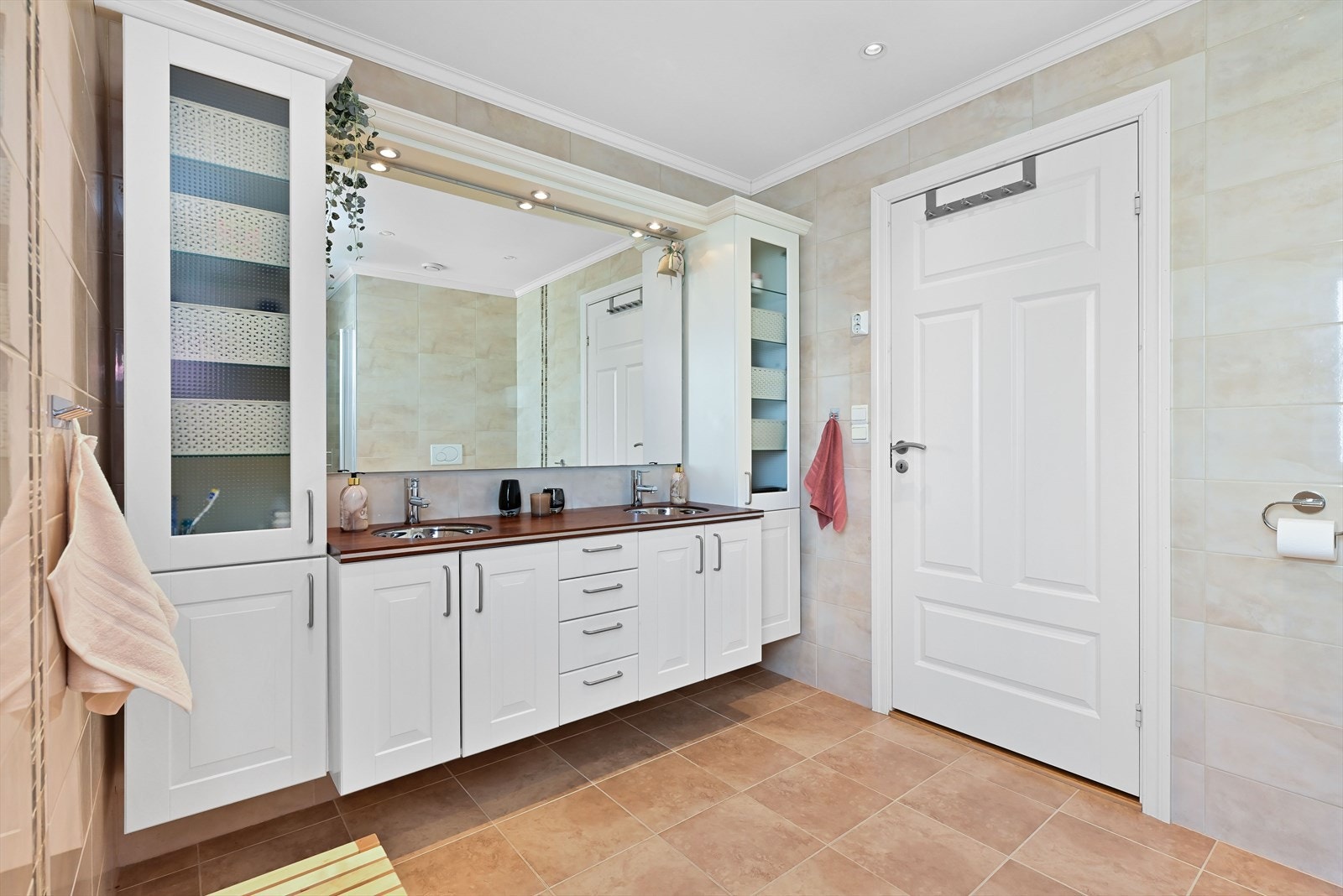 God oppbevaringsplass i stor baderomsmøblering Galleribilde