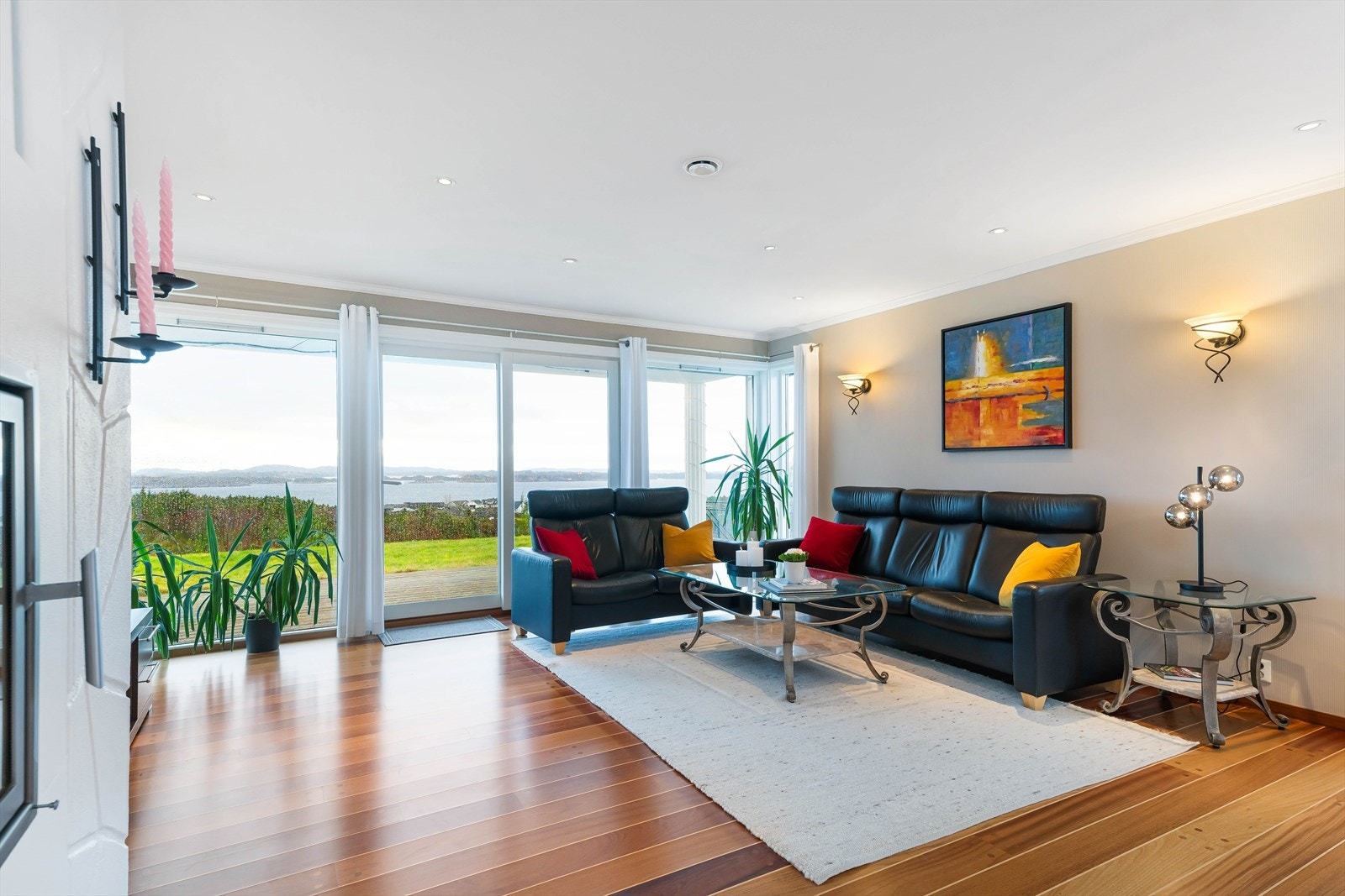 Utgang til uteområde med terrasse og hage, direkte fra stuen, via skyvedør i glass Galleribilde