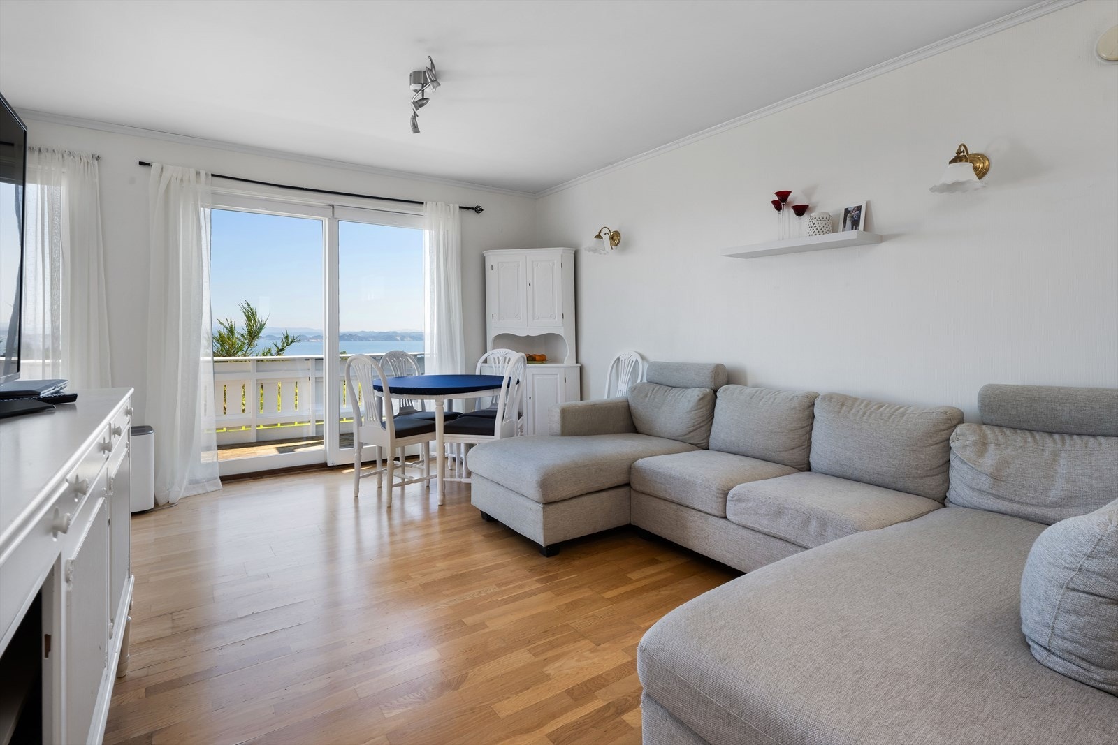 UTLEIEDELEN: Åpen stue/kjøkken-løsning Galleribilde