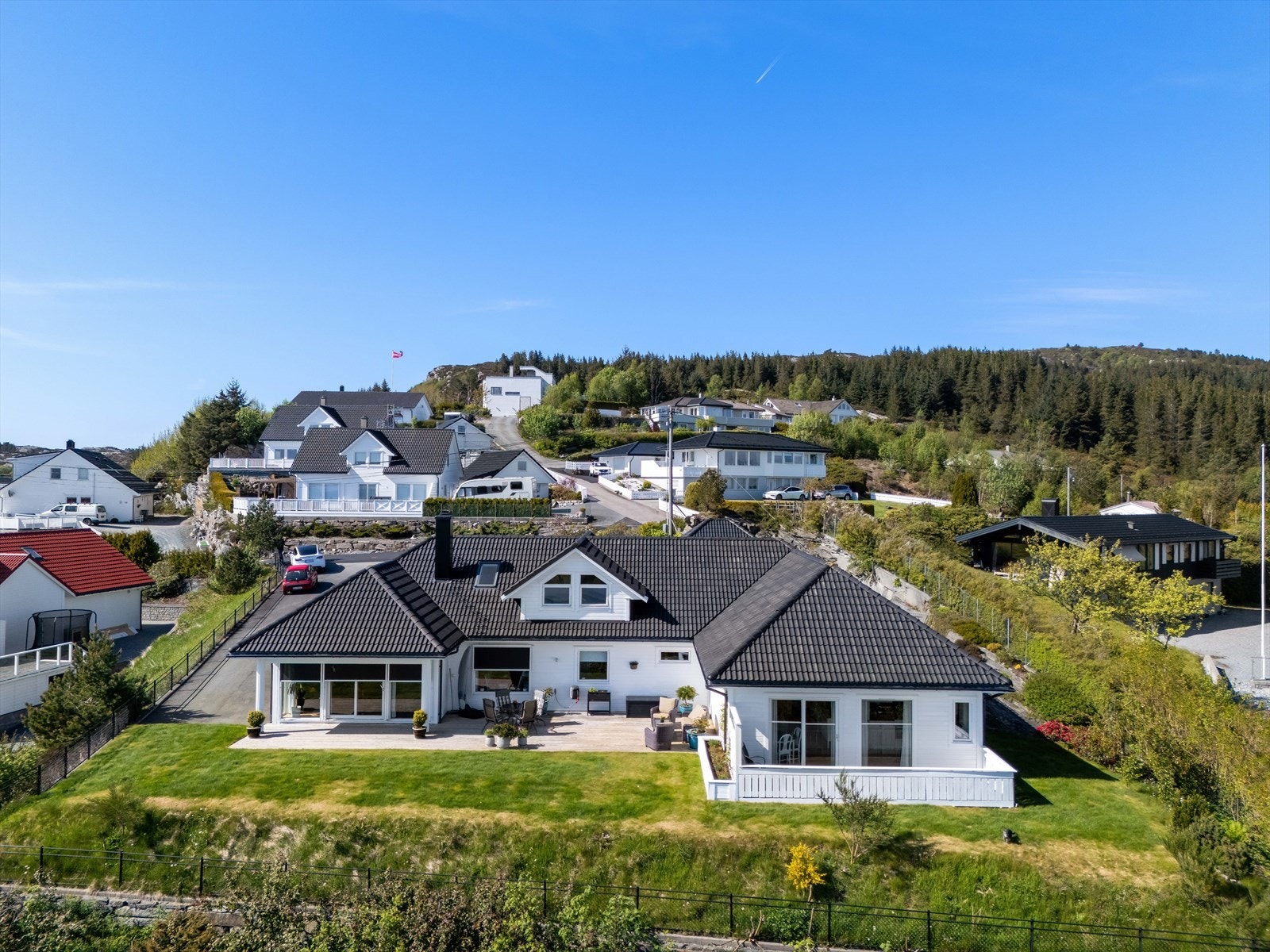 Råflott enebolig med utleiedel, hage, stor gårdsplass og dobbelgarasje Galleribilde