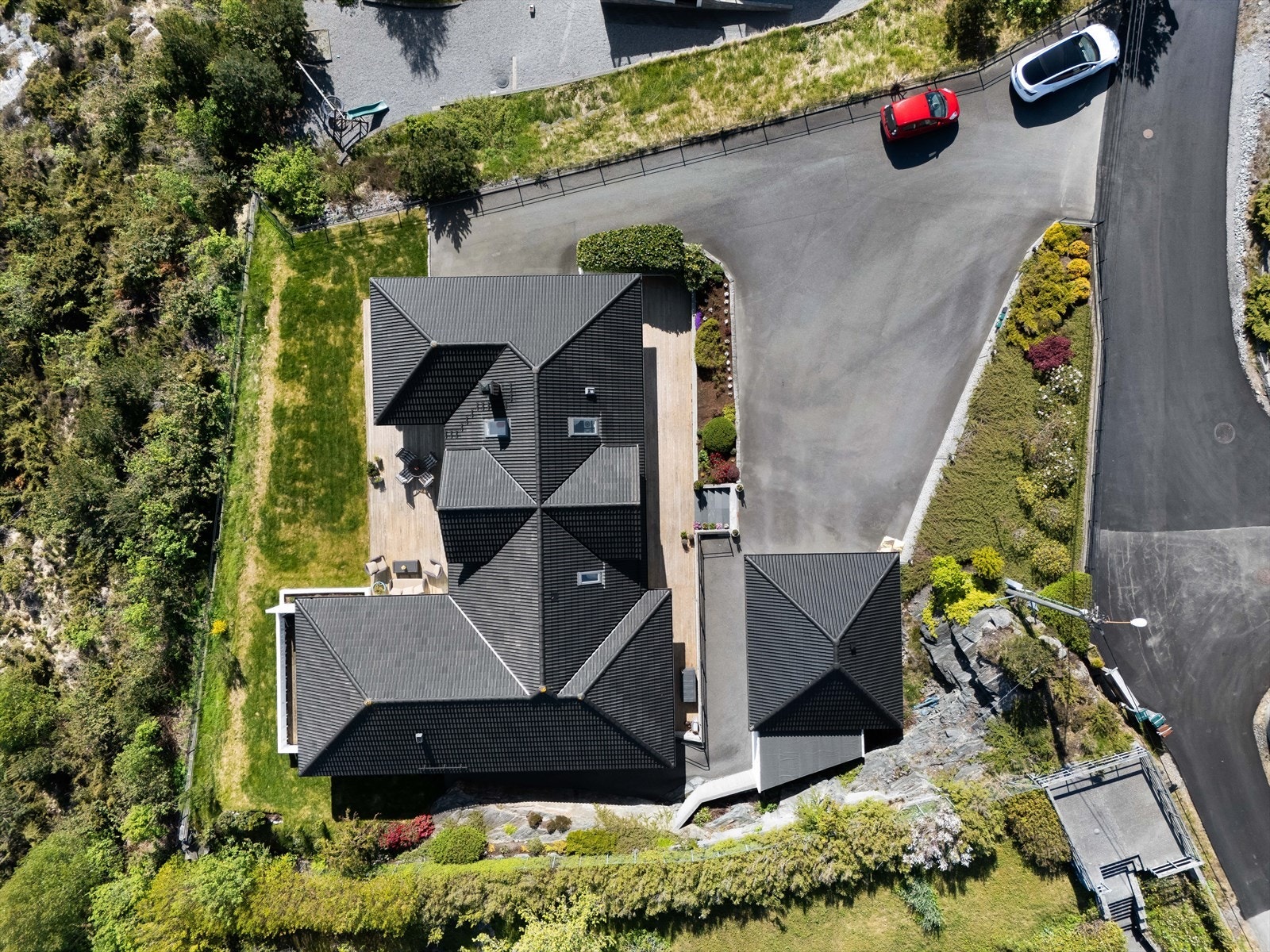 Ovenfra kan en fort se hvor pent opparbeidet eiendommen er Galleribilde