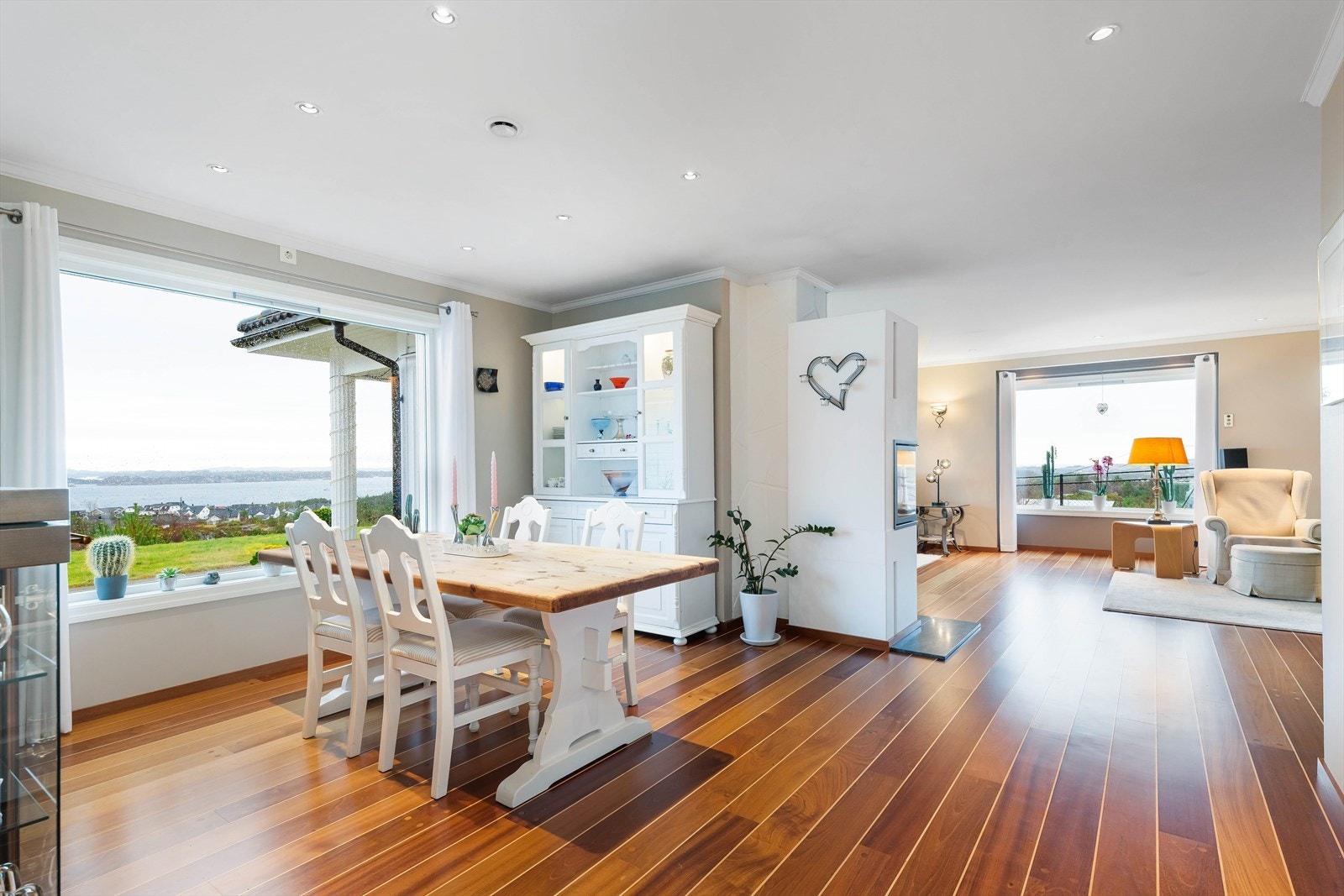 Stuen har flere møbleringsmuligheter i ulike "soner". Spisebord kan fint plasseres like ved kjøkken Galleribilde