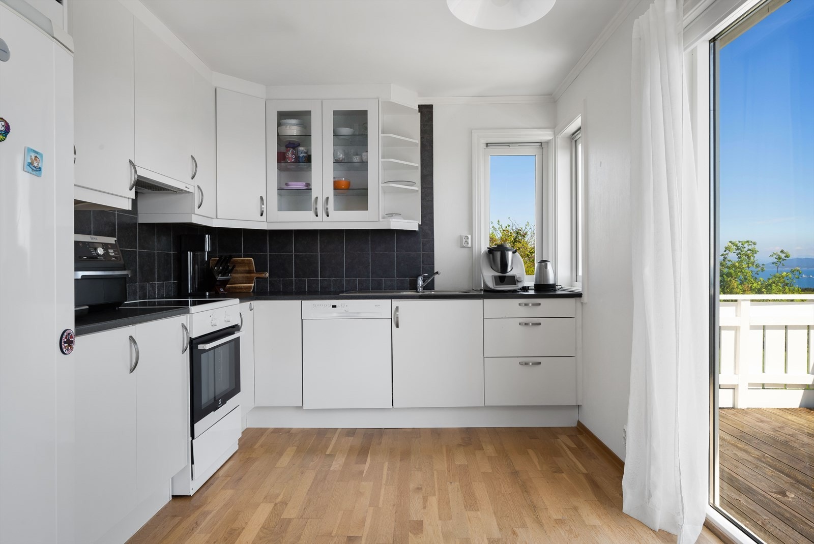 UTLEIEDELEN: Lyse overflater gjennomgående i leiligheten. Utgang til egen uteplass Galleribilde