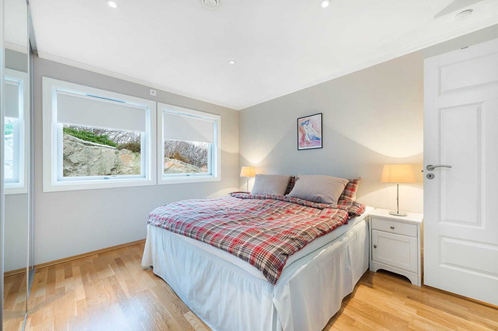 Stort hovedsoverom med god plass til dobbeltseng Galleribilde