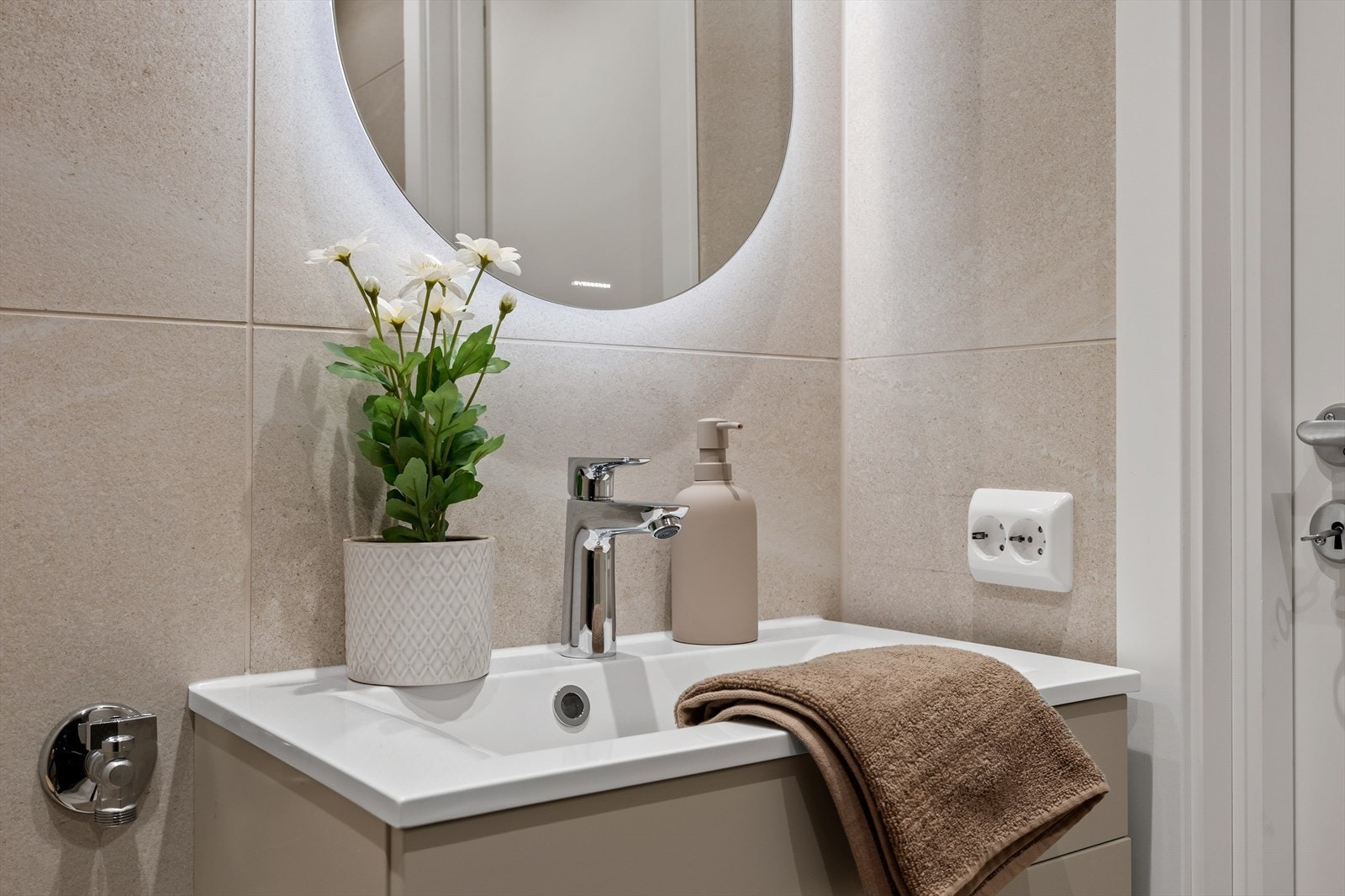 Stilrent servantskap og speil med belysning gir et eksklusivt preg på badet. Galleribilde