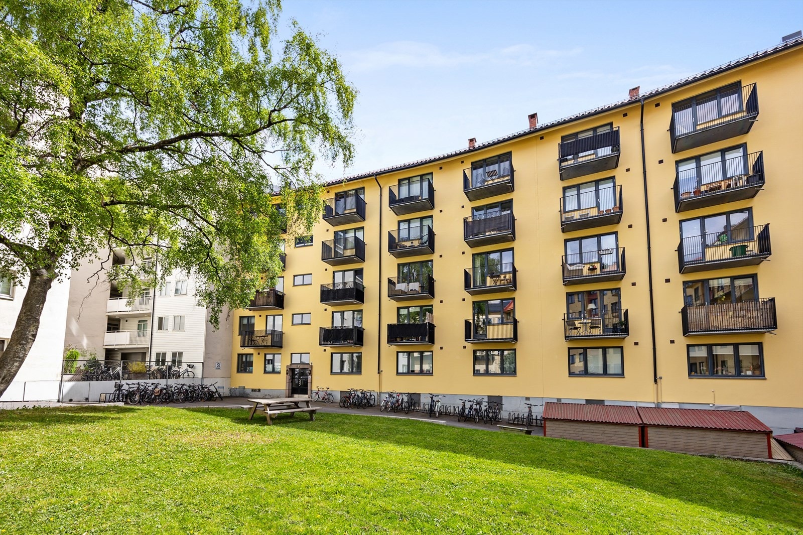 Felles bakgård med grøntareal og sittegrupper gir gode muligheter for rekreasjon. Galleribilde