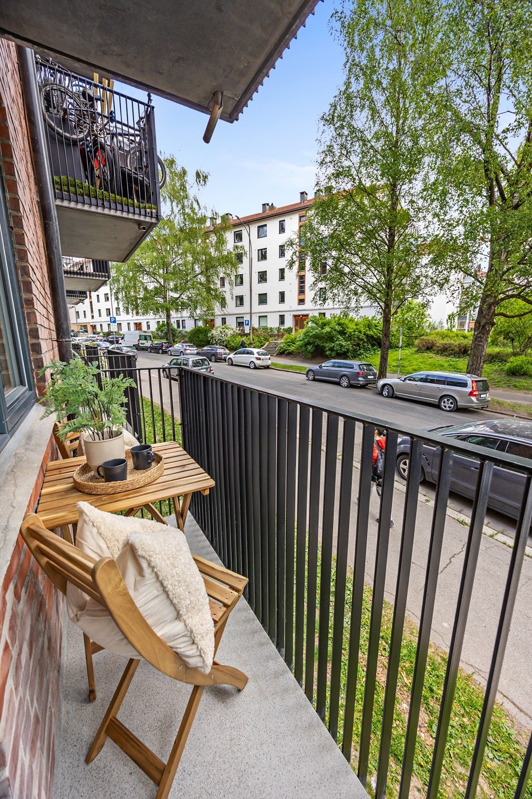 Balkongen på 2 m² har betongdekke og stålrekkverk, perfekt for et lite caféssett. Galleribilde