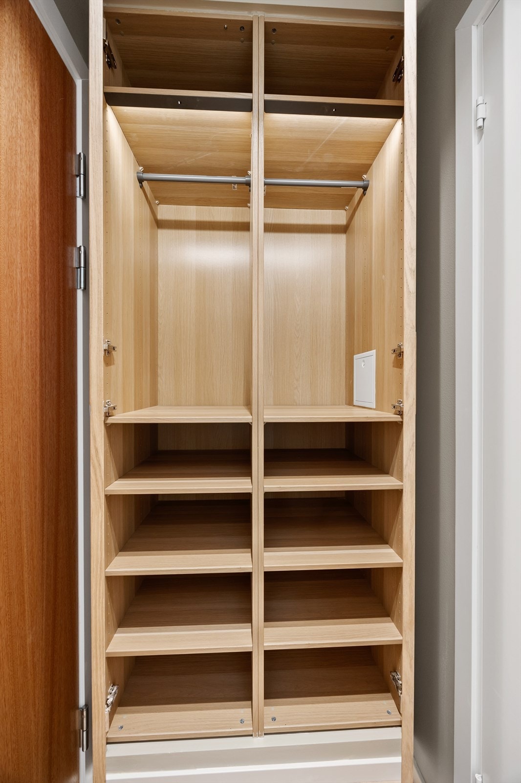 Romslig garderobeskap i entréen gir rikelig med oppbevaringsplass for klær og sko. Galleribilde