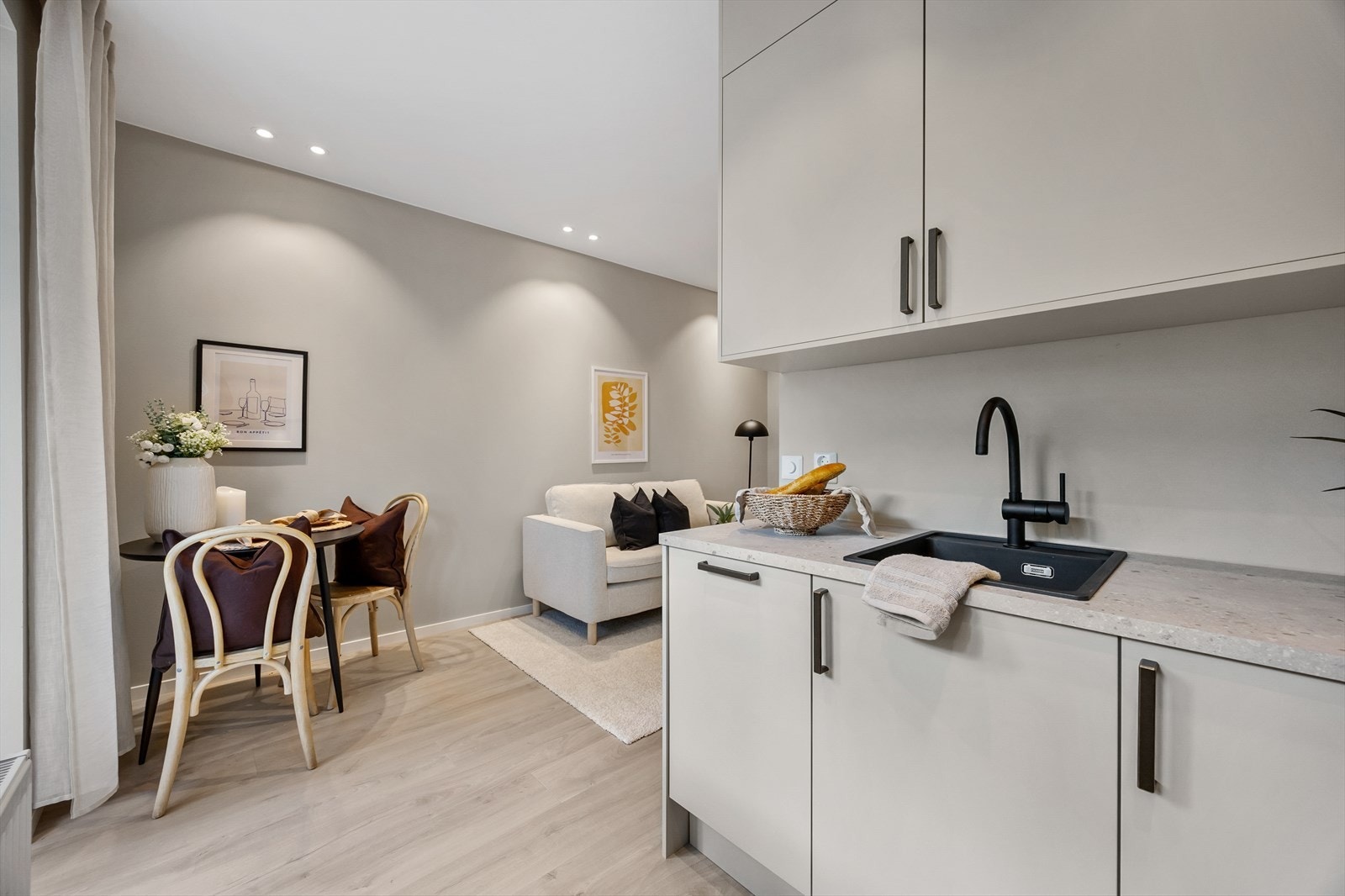 Kjøkkenet har moderne, folierte fronter og laminatbenkeplate for et stilrent uttrykk. Galleribilde