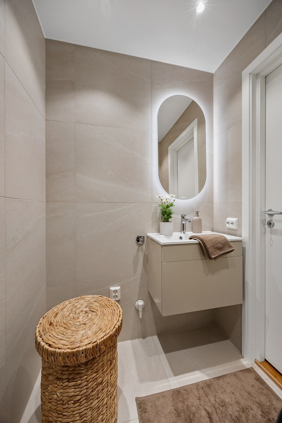 Badet har moderne servantinnredning og opplegg for vaskemaskin for hverdagskomfort. Galleribilde