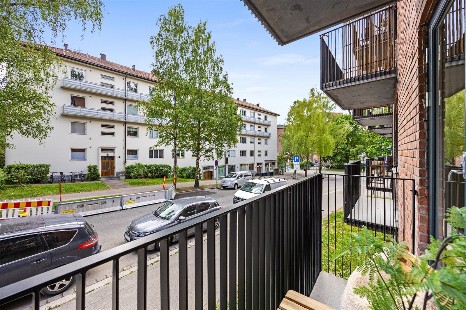 Nyt morgenkaffen eller en god bok på den sydvendte balkongen med betongdekke. Galleribilde