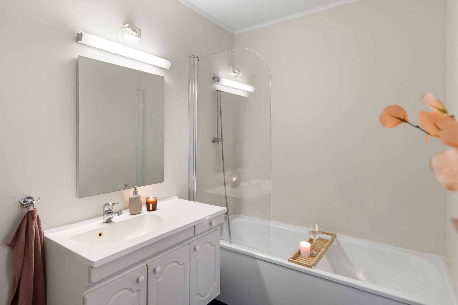 Baderommet er i tillegg til servantinnredning og badekar utstyrt med wc og opplegg til vaskemaskin Galleribilde