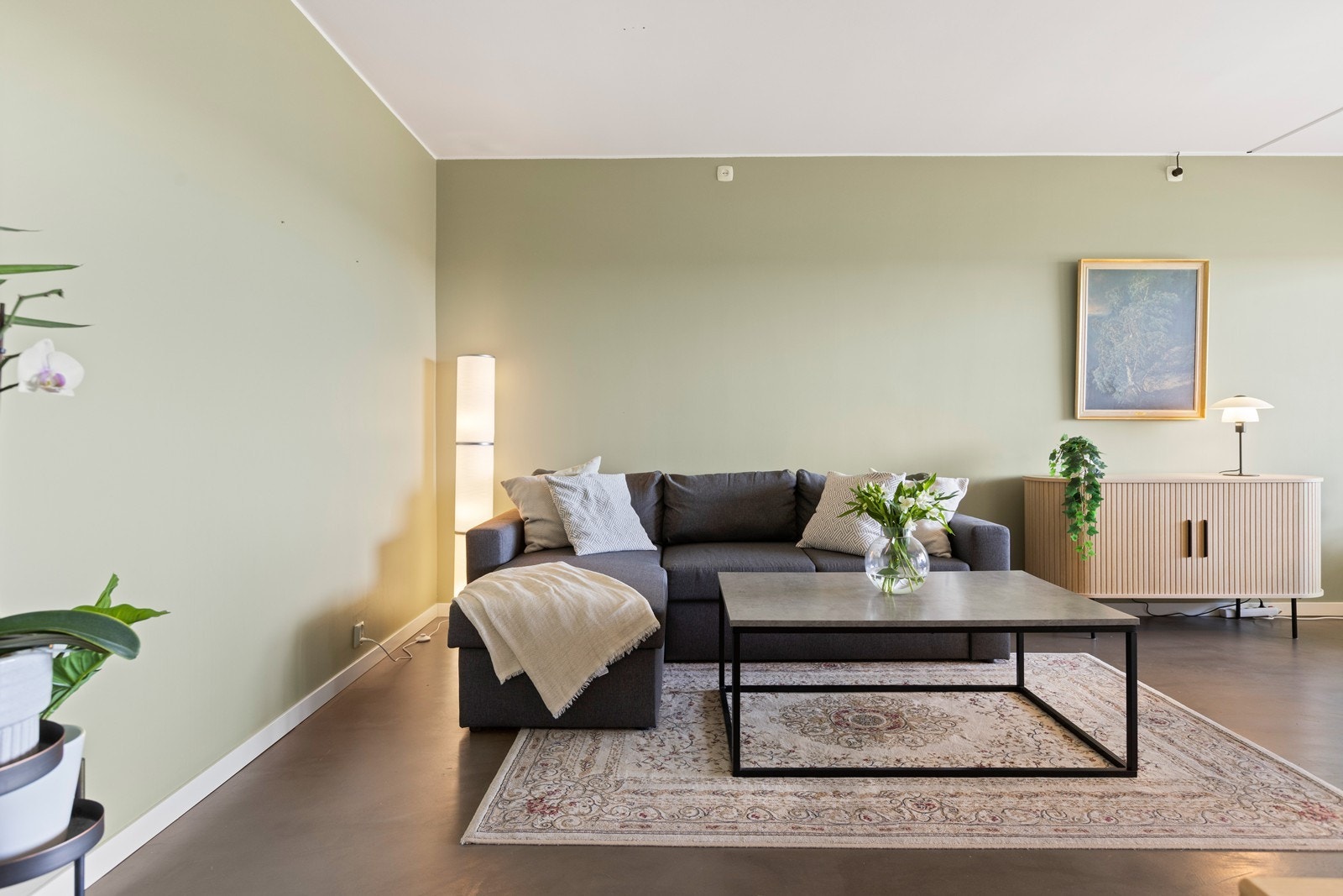 Moderne uttrykk med malte slett flater Galleribilde