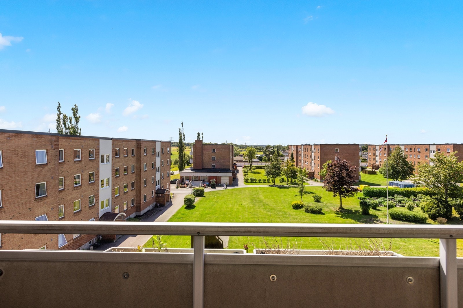 Veranda med gode solforhold og flott utsikt Galleribilde