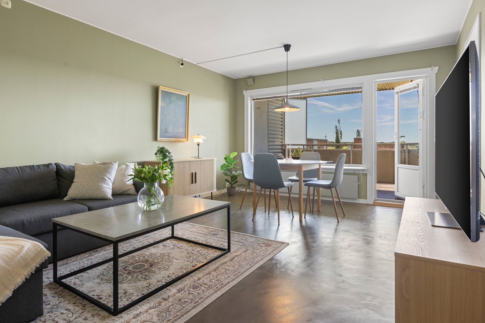 Lys og pen stue med slette vegger og plass til sofagruppe, spisebord og oppbevaring Galleribilde