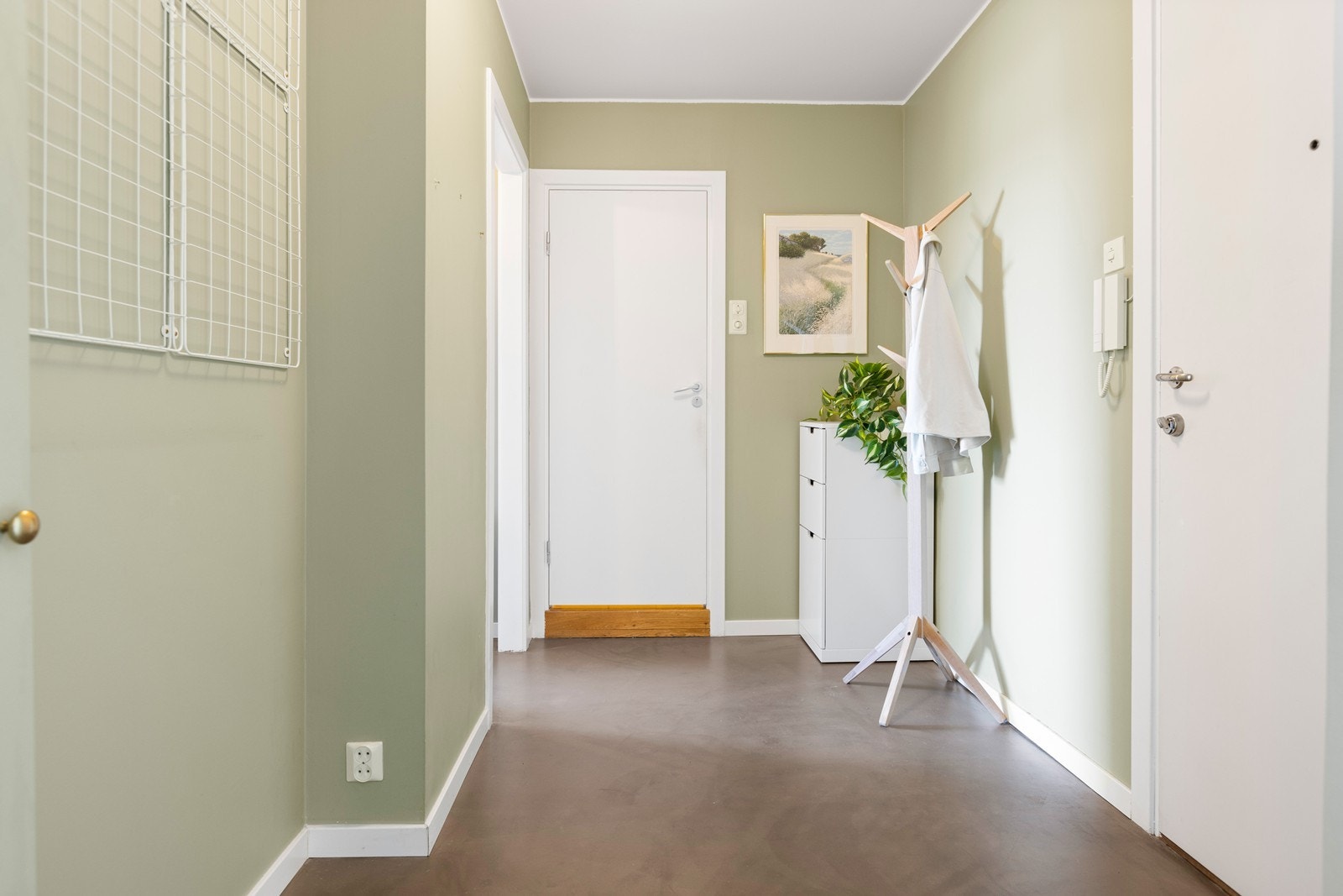 Velkommen inn! Arealeffektiv planløsning med inngang til bad, stue og soverom fra gangen Galleribilde