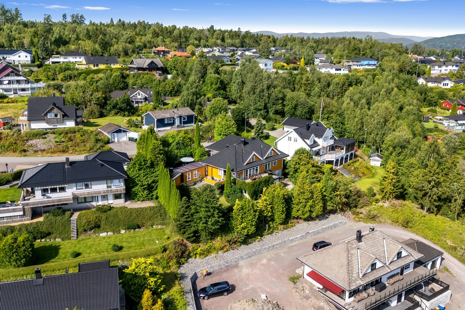 Eiendommen har flott beliggenhet, i en tilbaketrukket vei, høyt og fint i terrenget med nydelig utsikt og fine uteområder. Galleribilde