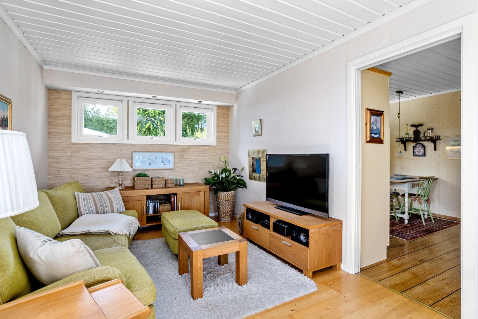 Det er 2 stuer i 1.etg, stue i u.etg og stue i hybel. Galleribilde