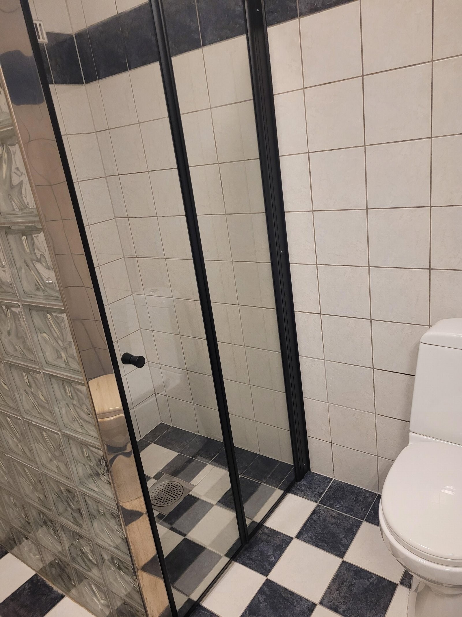 Flislagt bad med varmekabler. Dusjen i hybelen har ny glass foldedør. Galleribilde