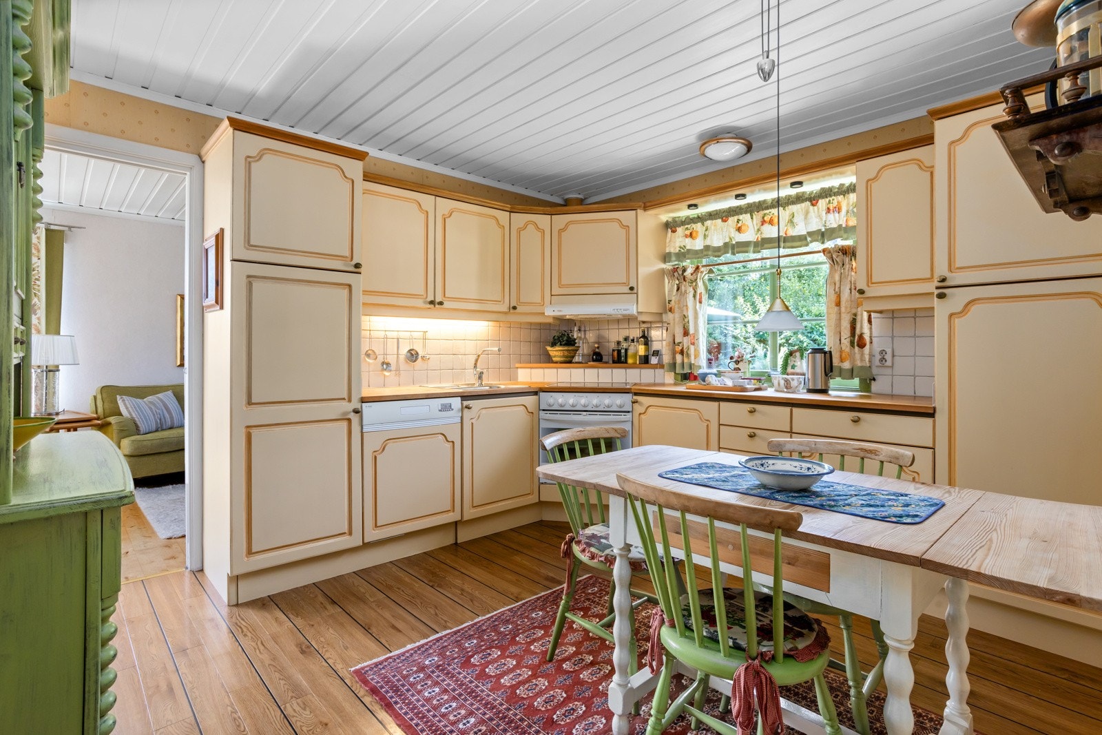 Hyggelig spisekjøkken med god skap- og benkeplass. Galleribilde