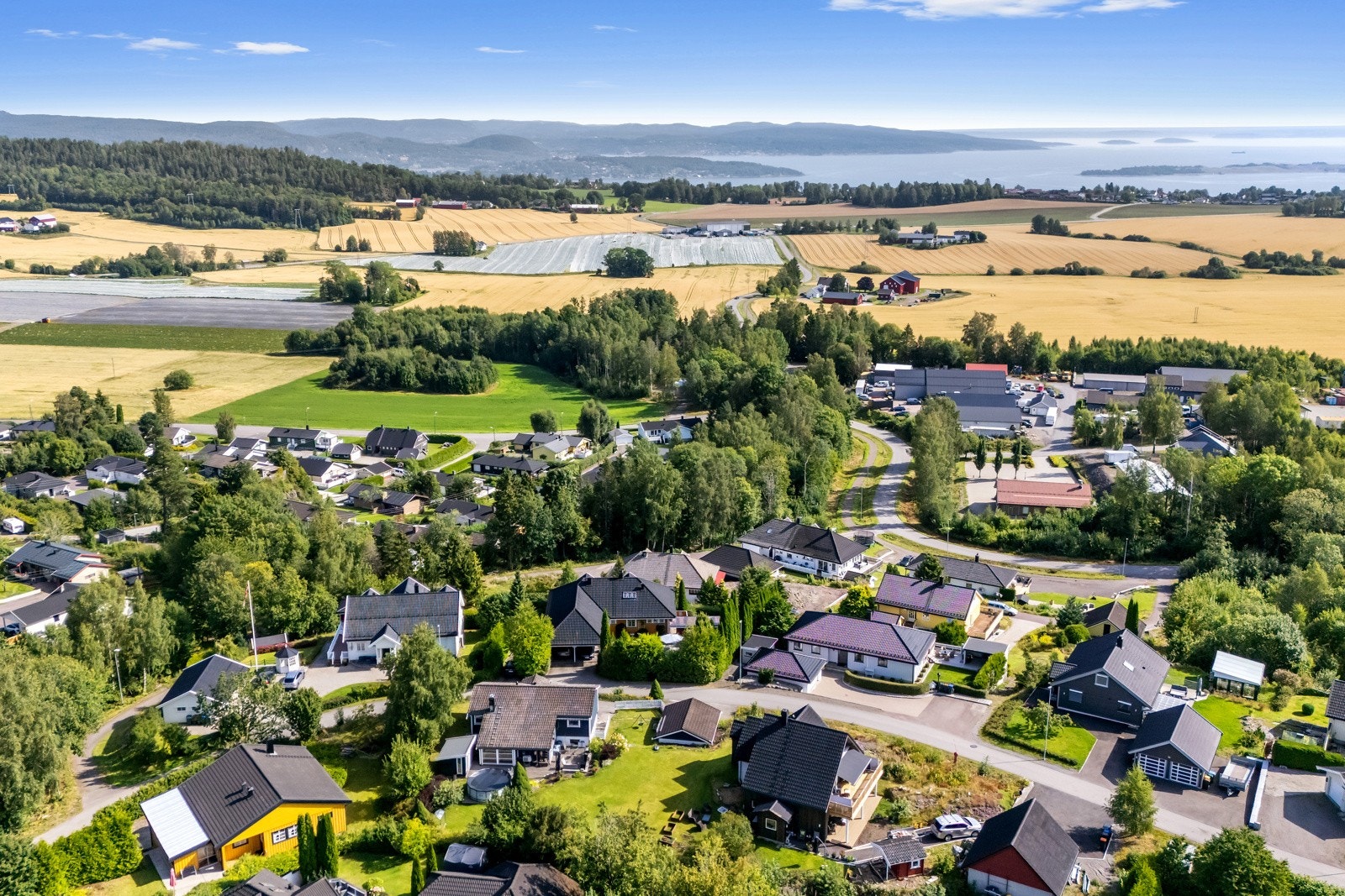 Fra boligen er det kort vei til skole, barnehage, idrettsanlegg, butikk og buss. Galleribilde
