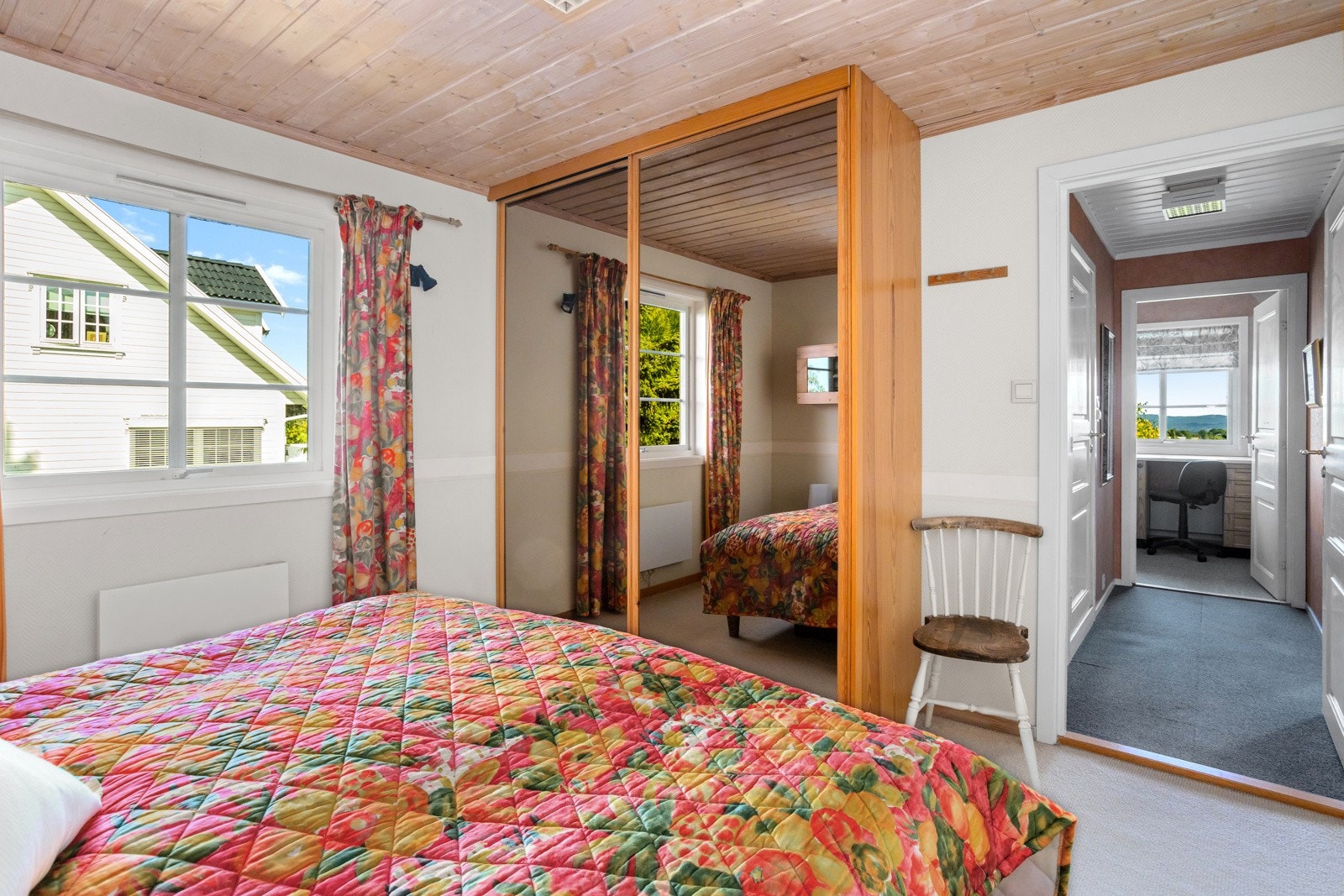 Rommet har skyvedørsgarderobe. Galleribilde