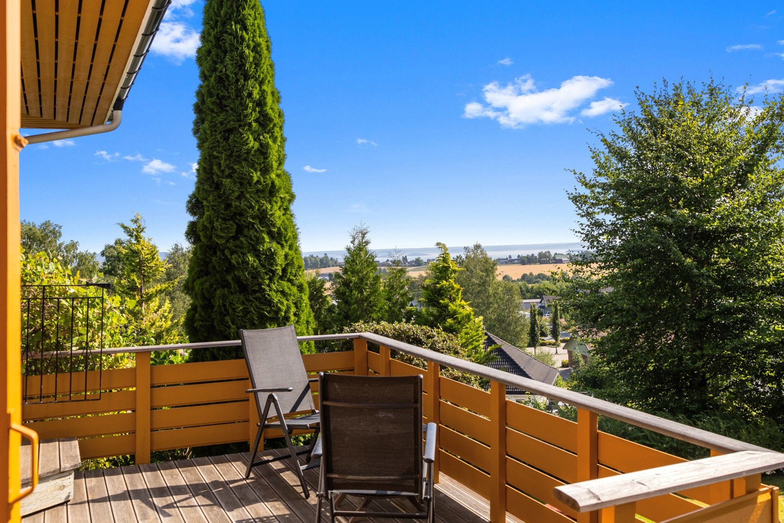 Eneboligen ligger på en naturlig høyde i terrenget, og har gode solfodhold og nydelig utsikt. Galleribilde