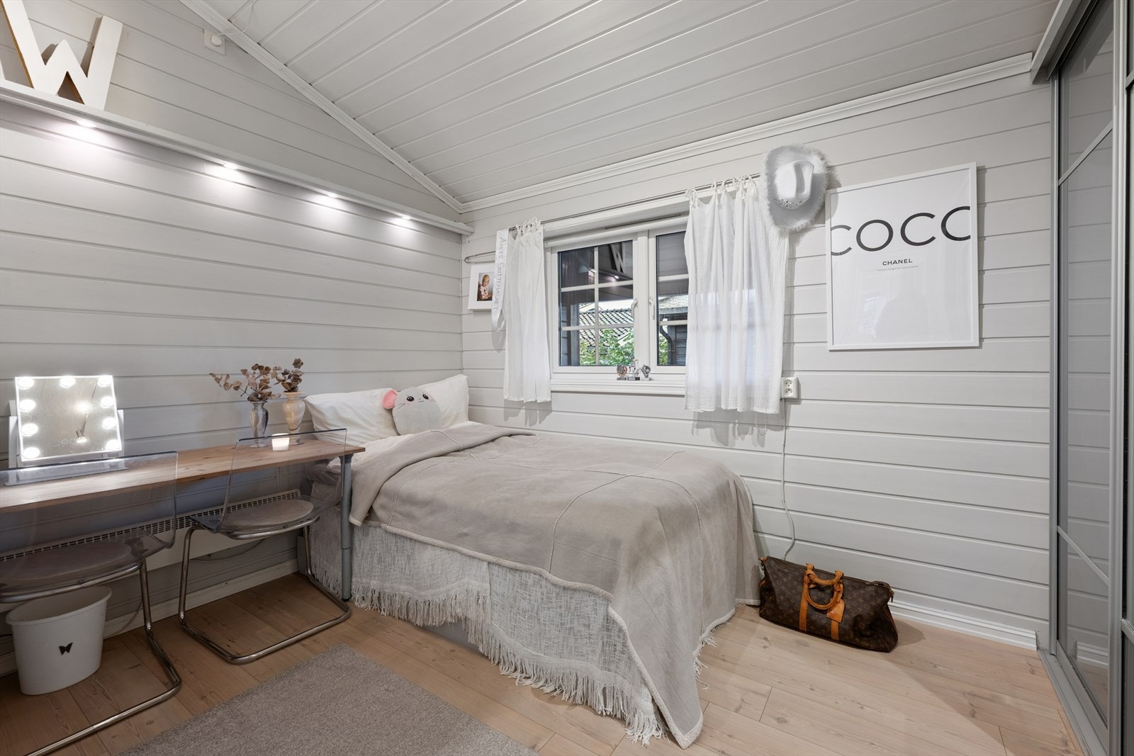 Det tredje soveværelset har lekebilvennlig laminat på gulv og romslig skyvedørsgarderobe Galleribilde