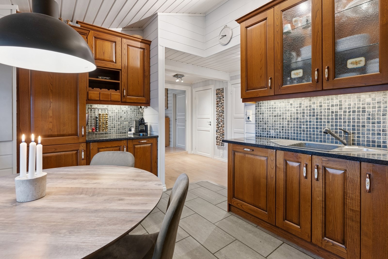 Kjøkkenet har også den karakteristiske høye himlingen som går gjennom alle rom i boligen Galleribilde