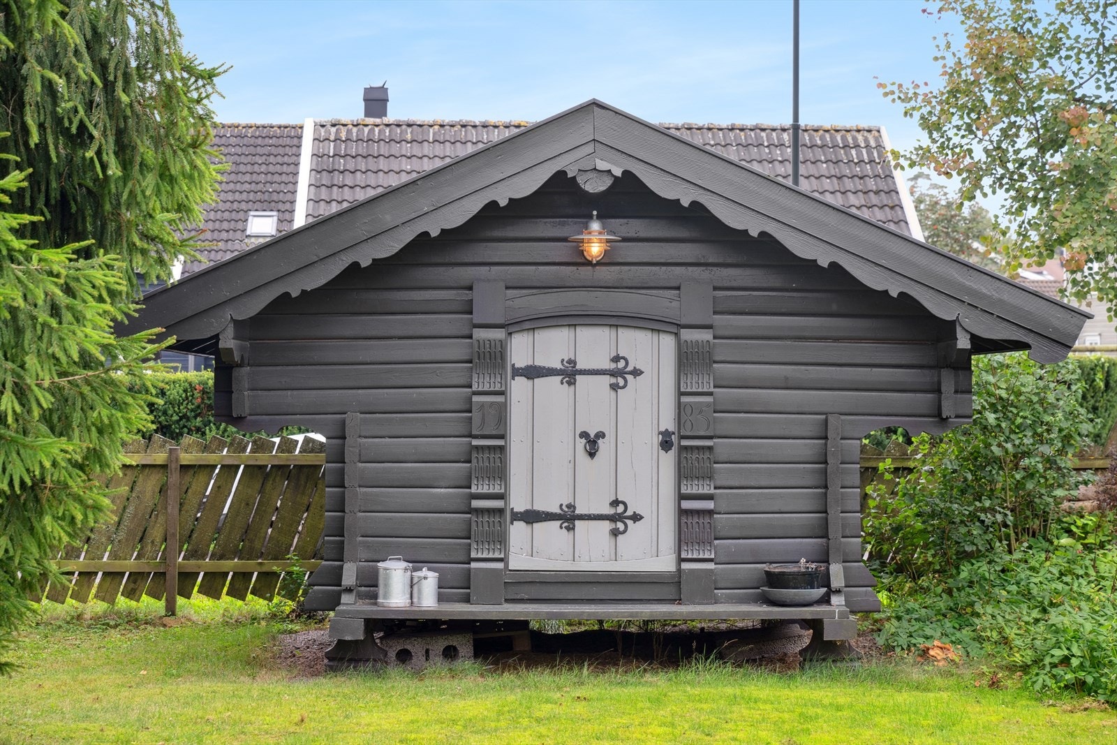 Tomten byr på et flott stabbur som er innredet som lekestue Galleribilde