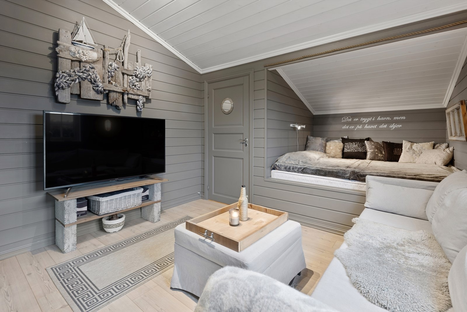 Her er det også laget en bod - samt satt inn romslig skyvedørsgarderobe Galleribilde