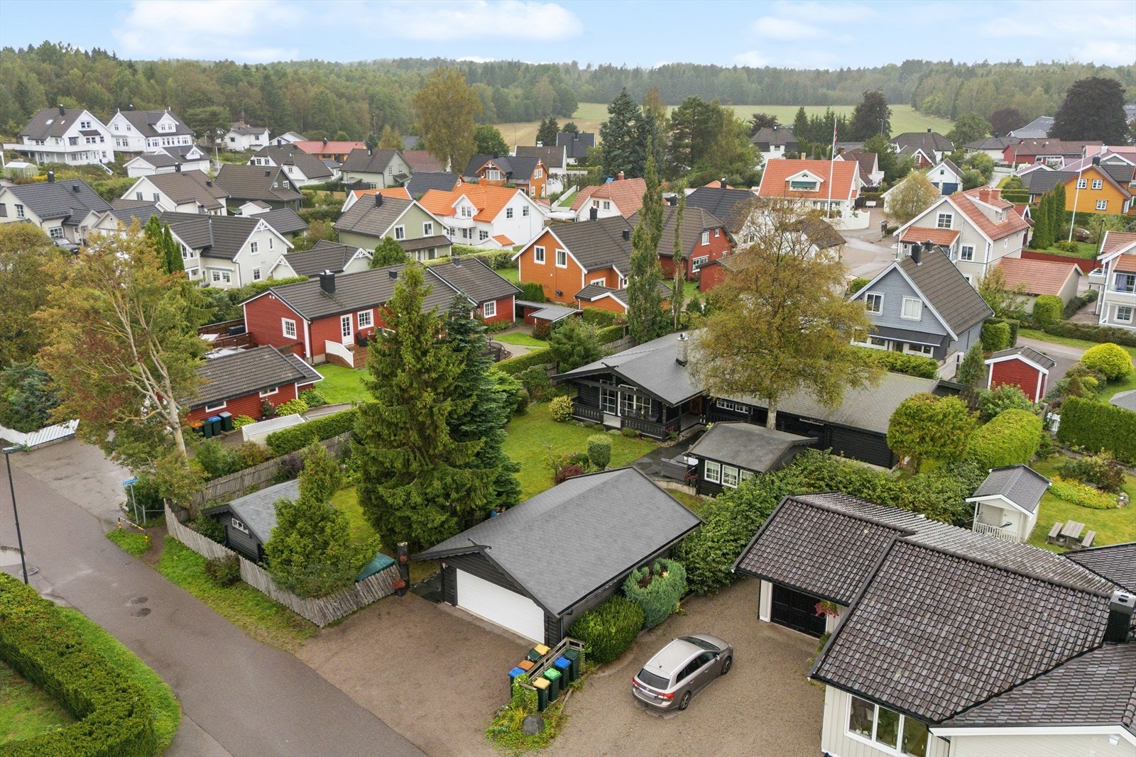 Den store tomten gir utmerkede solforhold og beplantning skjermer eiendommen for innsyn Galleribilde