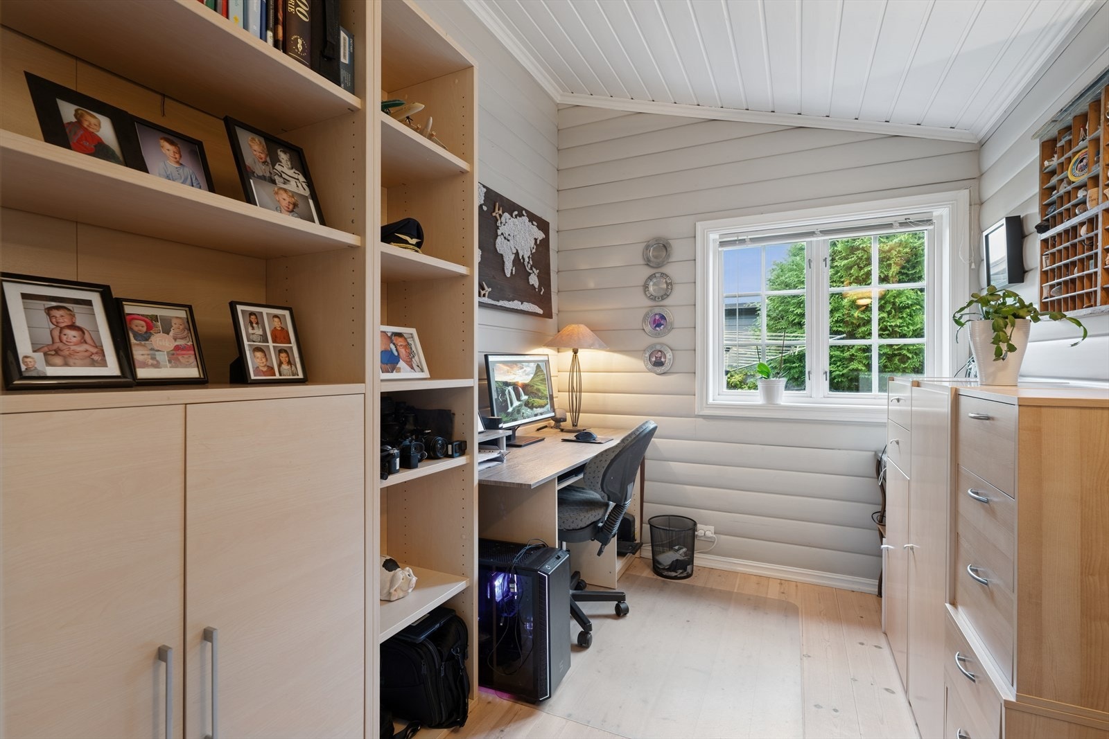 Soverommet som ligger ved stuen brukes i dag som hjemmekontor Galleribilde