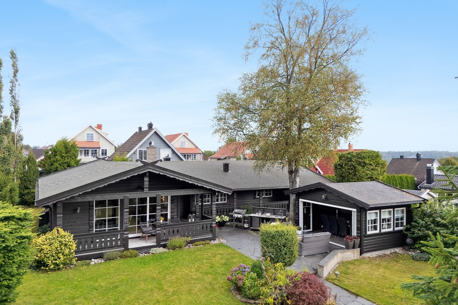 Innholdsrik eiendom med enebolig på en flate, hagestue, lekestue, dobbel garasje og stor skjermet tomt Galleribilde